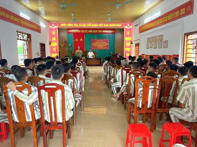 Luật gia Đỗ Xuân Yên - Giám đốc Trung tâm Tư vấn pháp luật (thuộc Hội Luật gia tỉnh Thanh Hóa) tuyên truyền các quy định về thủ tục xóa án tích, thủ tục vay vốn đối... tới phạm nhân sau khi được đặc xá.