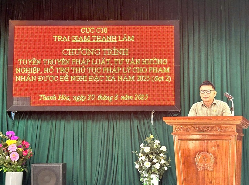 Luật gia Nguyễn Thanh Hồng - Phó Chủ tịch Hội Luật gia tỉnh Thanh Hóa tại buổi tuyên truyền.