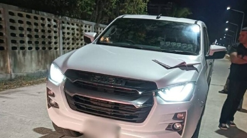 Một chiếc xe bán tải màu trắng đỗ giữa đường cách đó khoảng 30m và người bạn trai đang chờ cảnh sát. Ảnh: Người đưa tin.