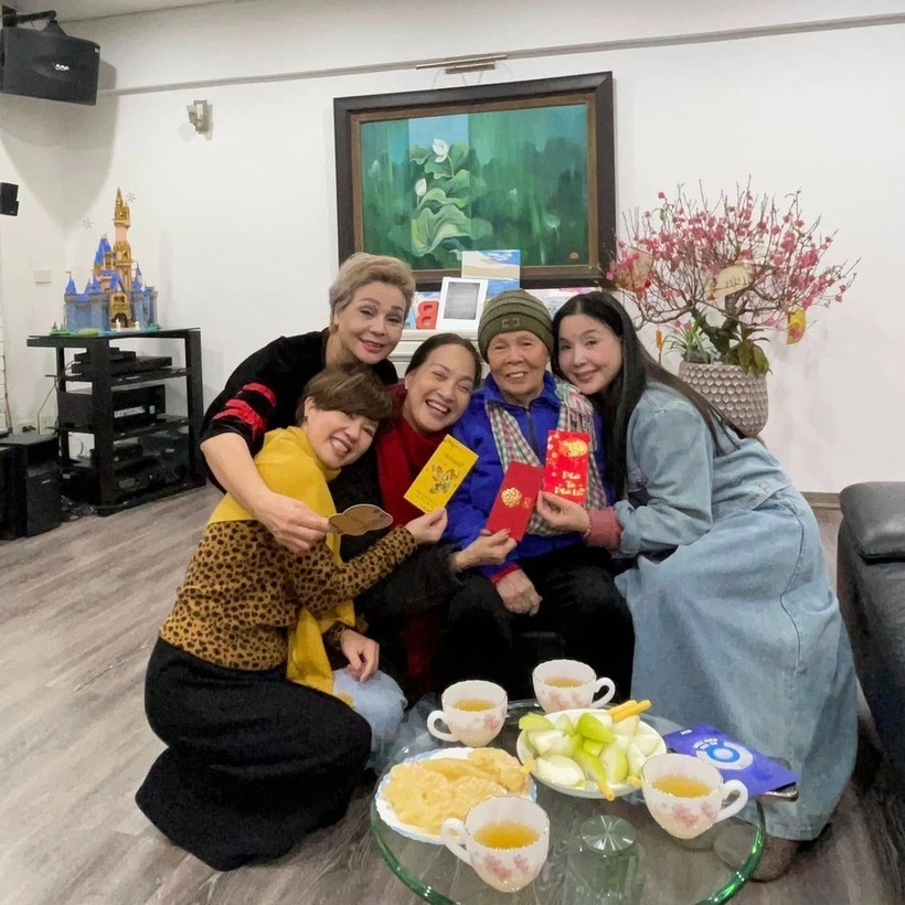 Các nghệ sĩ: NSND Ngọc Huyền, Lê Khanh, Lan Hương "Em bé Hà Nội" đến thăm NSND Phạm Thị Thành vào tháng 2 năm nay (Ảnh: Facebook nhân vật).