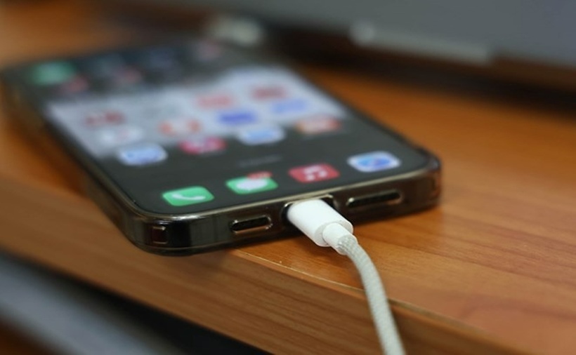 Việc điện thoại sạc pin chậm có thể xuất phát từ nhiều nguyên nhân khác nhau, từ việc sử dụng bộ sạc kém chất lượng, cổng sạc bám bụi, pin chai, thói quen dùng điện thoại khi đang sạc cho đến yếu tố nhiệt độ và ứng dụng chạy ngầm.