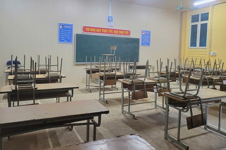 Lớp học tại nhà văn hóa, trụ sở xã Mường Luân (trụ sở xã Chiềng Sơ cũ) sẵn sàng đón học sinh Trường PTDTBT THCS Chiềng Sơ. Ảnh: Lao động