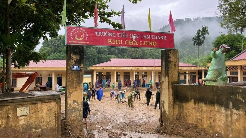 Trường Tiểu học Tam Thanh ngập sâu trong bùn đất sau bão số 5. Ảnh: ZNews