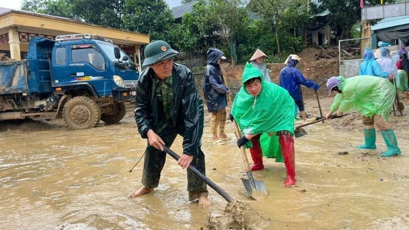 Cán bộ, giáo viên ở xã Tam Thanh cùng dọn dẹp trường để chuẩn bị khai giảng năm học mới. Ảnh: ZNews
