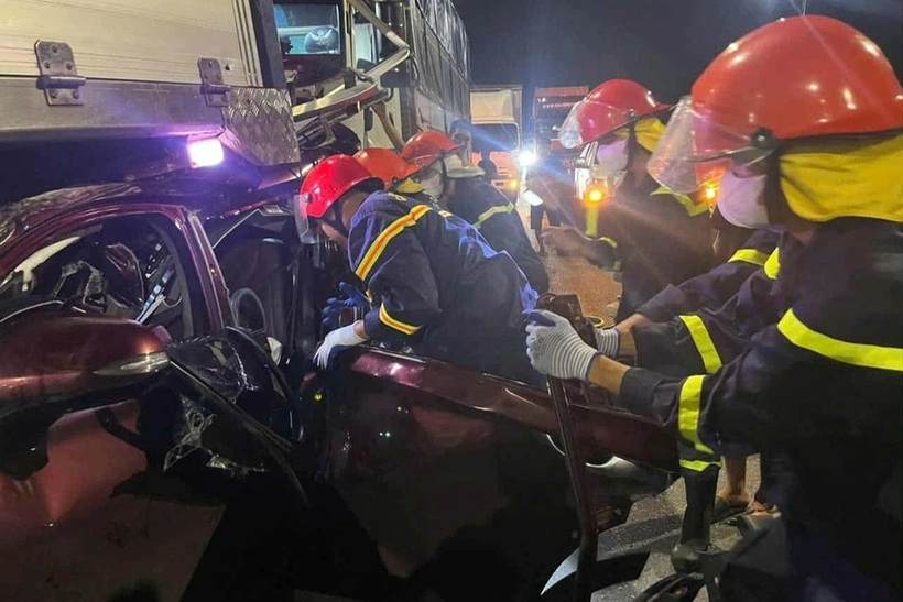 Xe ô tô nằm bẹp rúm sau vụ tai nạn. Ảnh: Dân Trí