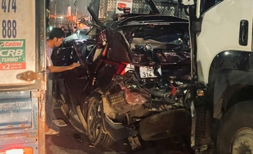 Xe 7 chỗ biến dạng sau cú tông từ phía sau. Ảnh: VnExpress