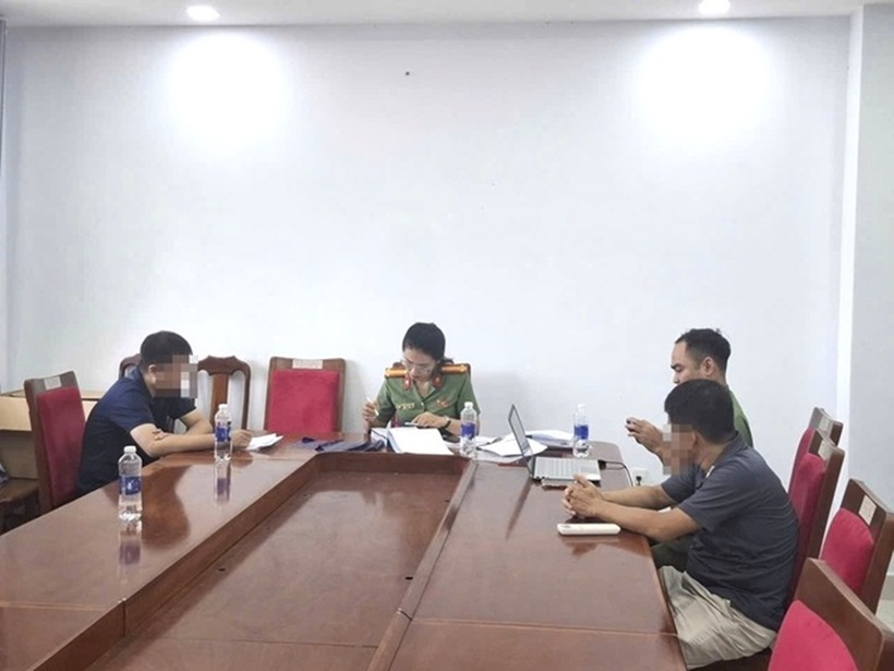 Co quan chức năng TP.Đà Nẵng tiến hành xử phạt 2 người đàn ông tổng cộng 91 triệu đồng vì hành vi mua bán tài khoản ngân hàng trái phép. Ảnh: Người đưa tin