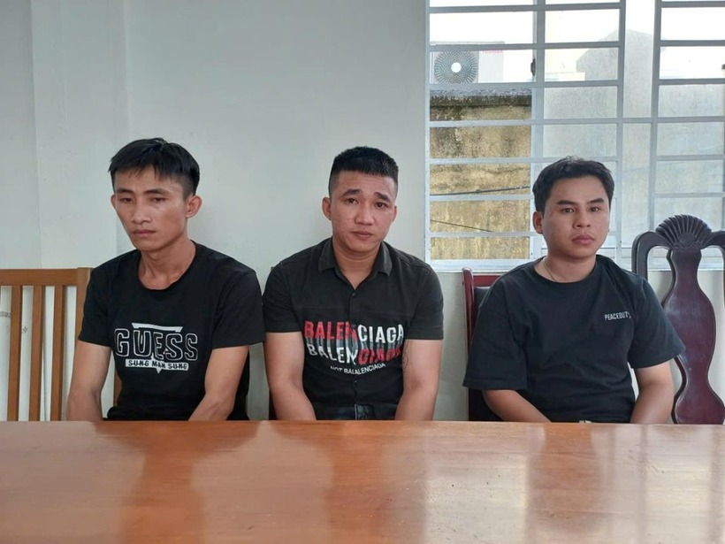 Trần Văn Tiên (ở giữa) cùng 2 đồng phạm tại cơ quan công an. (Ảnh: Thanh niên)