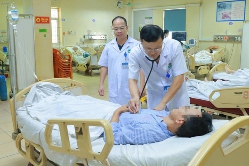 Bác sĩ thăm khám cho nam bệnh nhân. Ảnh: Tiền Phong.