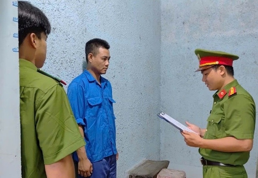 Cơ quan điều tra tống đạt quyết định khởi tố bị can đối với Nguyễn Ngọc Quang. Ảnh: Vietnamnet