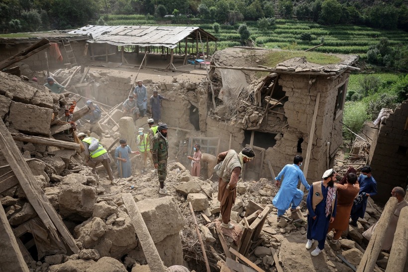 Các nhân viên cứu hộ dọn dẹp đống đổ nát tại tỉnh Kunar hôm 2/9. Ảnh: Reuters.