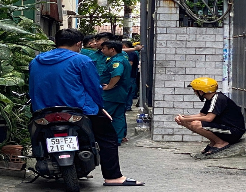 Cơ quan chức năng phong toả để khám nghiệm hiện trường vụ thi thể trong vali vứt ở hẻm. (Ảnh: VietnamNet)