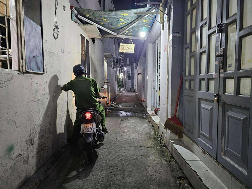 Người dân không khỏi bàng hoàng trước vụ thi thể cô gái trong vali. (Ảnh: Keenh14)