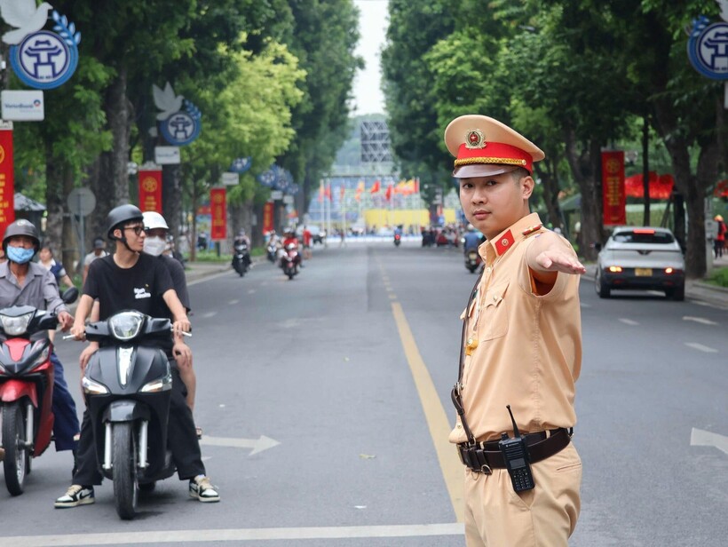Công an TP Hà Nội tổ chức phân luồng giao thông phục vụ Triển lãm thành tựu kinh tế - xã hội.