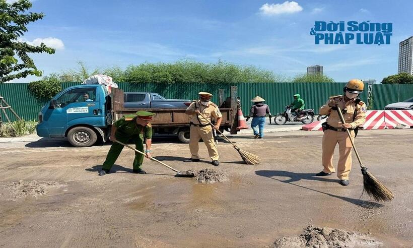 Lực lượng chức năng đã phối hợp với công nhân môi trường và công an phường sở tại để xử lý sự cố.