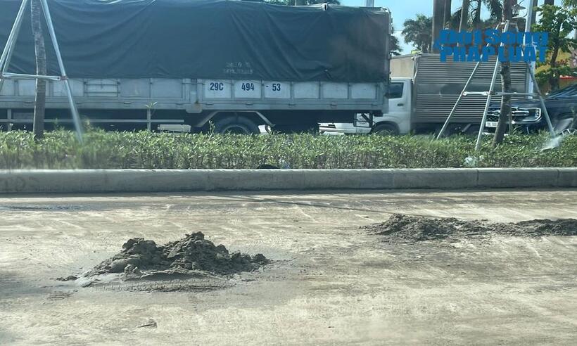 Cát đã được huy động và rải lên bề mặt khu vực dầu tràn để thấm hút và giảm độ trơn trượt.