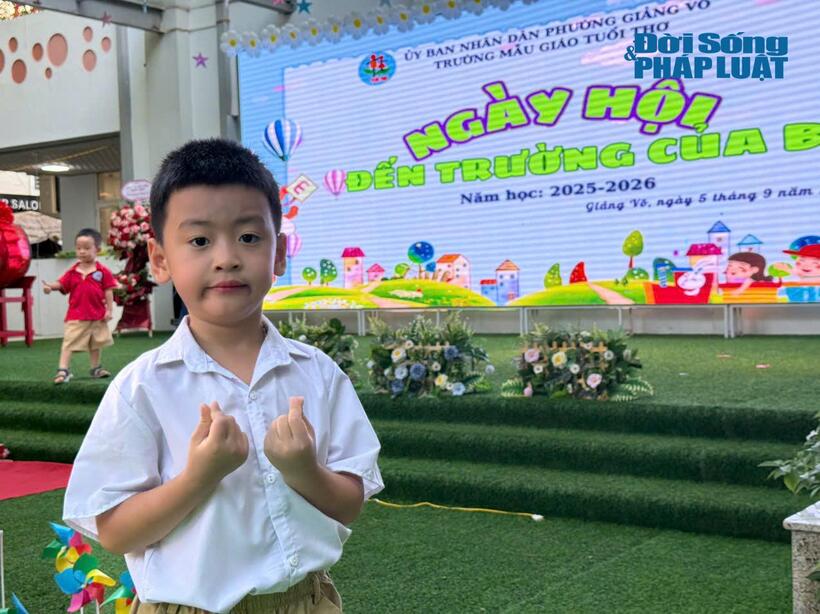 Nhưng cũng có em nhỏ vô cùng thích thú khi được đến trường