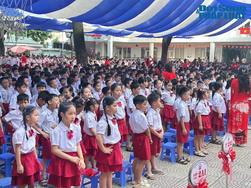 Đây là lần đầu tiên tất cả các cơ sở giáo dục trên toàn quốc sẽ chào cờ, hát Quốc ca cùng một thời điểm trong lễ khai giảng năm học mới. Đồng thời, cũng là mùa khai giảng đầu tiên tại 34 tỉnh thành sau hợp nhất.