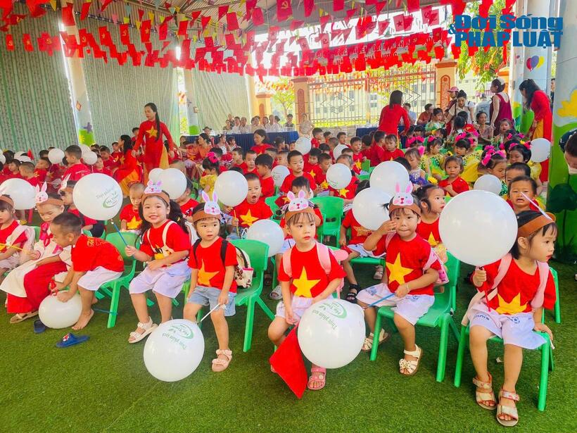 “Để không khỏi phụ lòng của Đảng và Nhà nước đầu tư như vậy, giáo viên chúng tôi, đặc biệt với cương vị là người đứng đầu một trường, chúng tôi khi điều hành nhà trường sẽ không ngừng cập nhật những văn bản mới, tiếp cận những cái mới để hòa nhập chung với xu thế xã hội”, bà Mai cho hay.