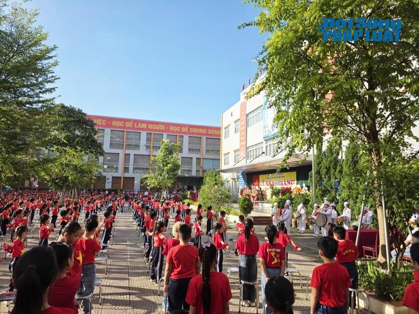 Ghi nhận của PV Đời sống và Pháp luật sáng nay tại các trường trên địa bàn TP Hà Nội, không khí khai giảng nhộn nhịp từ những trường mầm non đến các cấp tiểu học, trung học cơ sở và trung học phổ thông, đâu đâu cũng rực rỡ cờ hoa, tiếng trống trường giòn giã và những nụ cười tươi tắn của thầy trò.