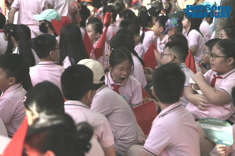 Nhiều em nhỏ tại trường Tiểu học Thịnh Hào (phường Đống Đa, Hà Nội) chưa quen dậy sớm, nên không tránh khỏi cảm giác vẫn còn buồn ngủ khi đến trường khai giảng