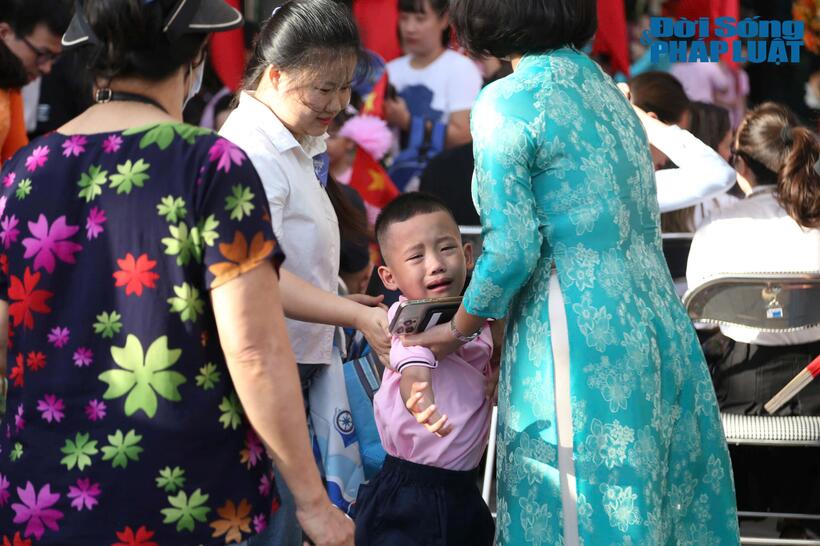 Nhiều em nhỏ "bỡ ngỡ" òa khóc khi được bố mẹ đưa đến trường