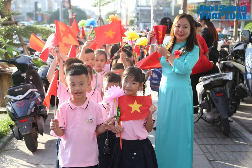 Trên gương mặt các em học sinh, niềm vui, sự háo hức được thể hiện rõ nét. Nhiều em không giấu nổi sự phấn khởi khi được gặp lại bạn bè, thầy cô sau kỳ nghỉ hè.