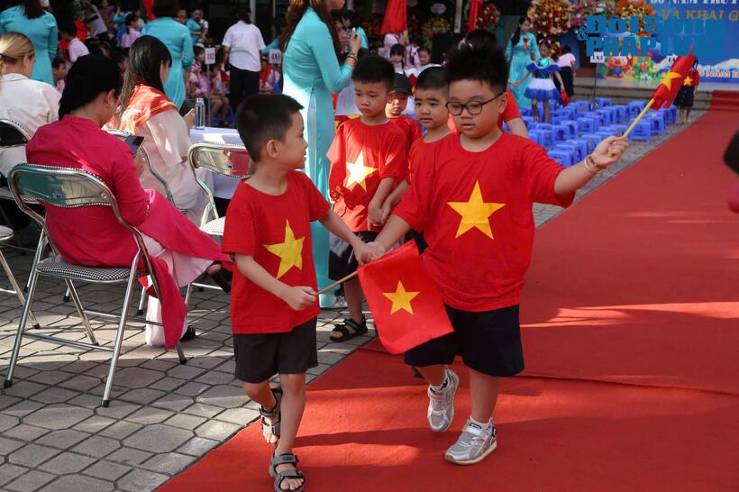 Chị Đinh Khánh Thùy, Dương Nội  cho biết, sáng nay chị cùng con đã đến trường lúc 6h để có thể đón trọn vẹn niềm vui ngày đầu khai giảng của con mình. “Hai mẹ con rất háo hức, và đã dạy từ lúc 5h sáng để đến trường. Năm nay là năm đầu con tôi vào lớp 1, nên tâm trạng của tôi rất hồi hộp và xúc động”, chị Thùy cho hay.