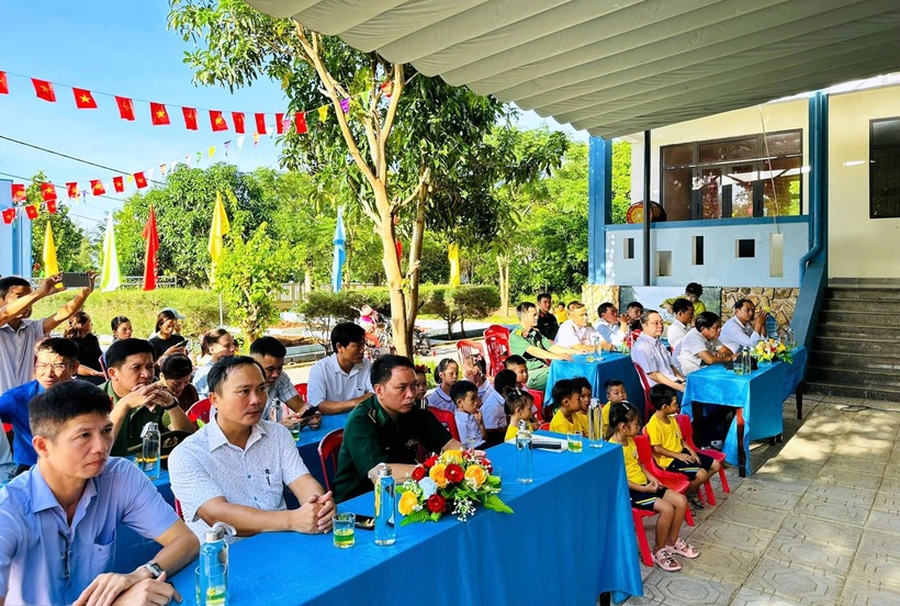 Lễ khai giảng tại đặc khu Cồn Cỏ nhận được sự quan tâm của cấp ủy, chính quyền và các đơn vị trên địa bàn. Ảnh: Báo Quảng Trị