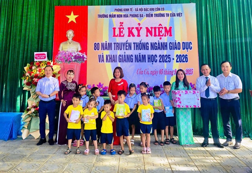 Lãnh đạo đặc khu Cồn Cỏ trao tặng quà cho nhà trường và học sinh tại lễ khai giảng. Ảnh: Báo Quảng Trị