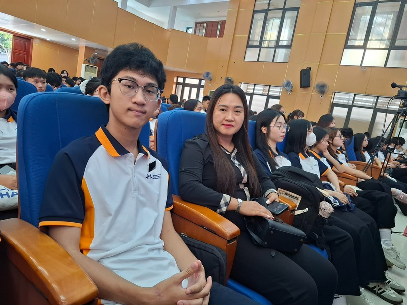 Em Nguyễn Hữu Phước, nam sinh mất 4 người thân vì lật tàu ở Hạ Long dự lễ khai giảng năm học mới tại Trường Đại học Công nghệ Giao thông vận tải. Ảnh: Thanh niên