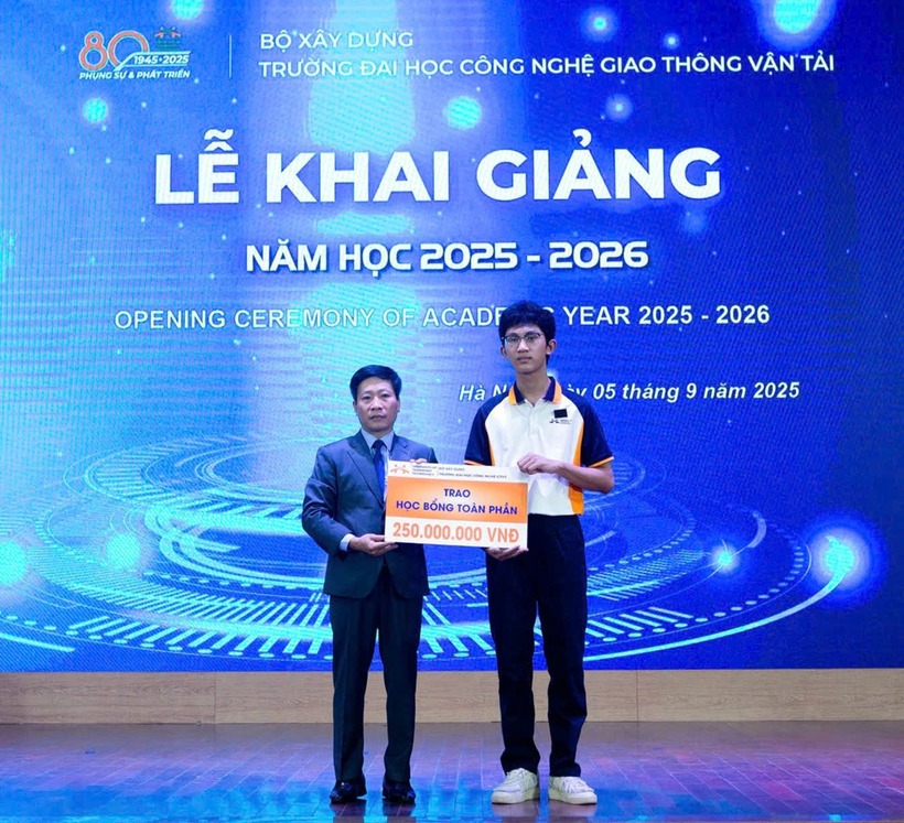 Hiệu trưởng Trường Đại học Công nghệ Giao thông vận tải (trái) trao học bổng toàn phần cho em Nguyễn Hữu Phước. Ảnh: VietNamnet