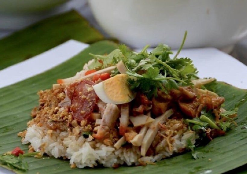 Xôi ở đây có độ dẻo, mềm và thơm mùi nếp mới, kết hợp với các loại topping vô cùng ngon miệng.