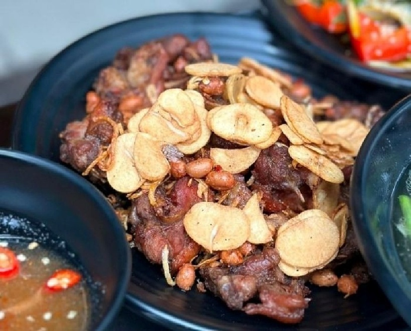 Một trong những địa điểm không thể bỏ qua khi muốn thưởng thức ngan cháy tỏi ngon tại TP.HCM chính là Quán ngan cháy tỏi Cô Bống.
