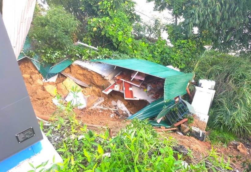 Một phần ngôi nhà của gia đình anh Hải và trụ sạc điện bị đổ sập xuống. (Ảnh: Tiền phong)