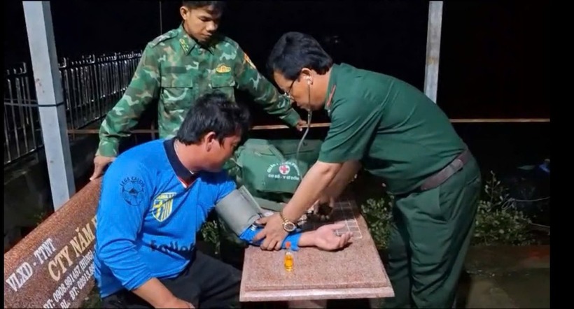 Đồn Biên phòng Cái Cùng đã chăm sóc y tế ban đầu và đưa 4 thuyền viên vào bờ an toàn. Ảnh: Đồn Biên phòng Cái Cùng cung cấp. (Ảnh: Tiền phong)