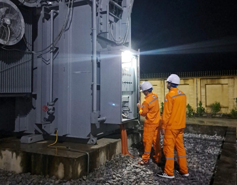 Tối 4/8, ngành điện Lạng Sơn tăng cường kiểm tra thiết bị tại trạm 110kV, đảm bảo vận hành an toàn. Ảnh: EVNNPC
