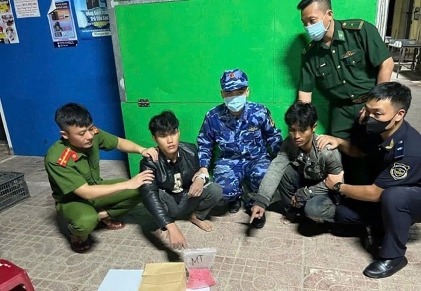 Đối tượng Hồ Văn Dê Ra My (áo khoác đen) và Hồ A Thơi (áo jean xám) bị bắt giữ cùng tang vật ma túy. Ảnh: Lao động