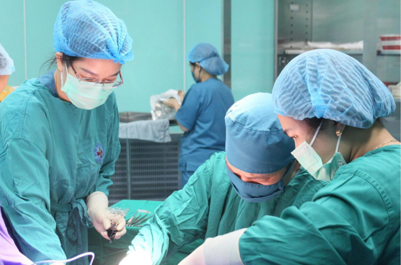 Ê kíp bác sĩ thực hiện ca phẫu thuật. Ảnh: VietNamNet.
