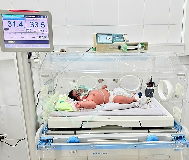 Bệnh nhi được theo dõi sức khoẻ. Ảnh: Vnexpress.