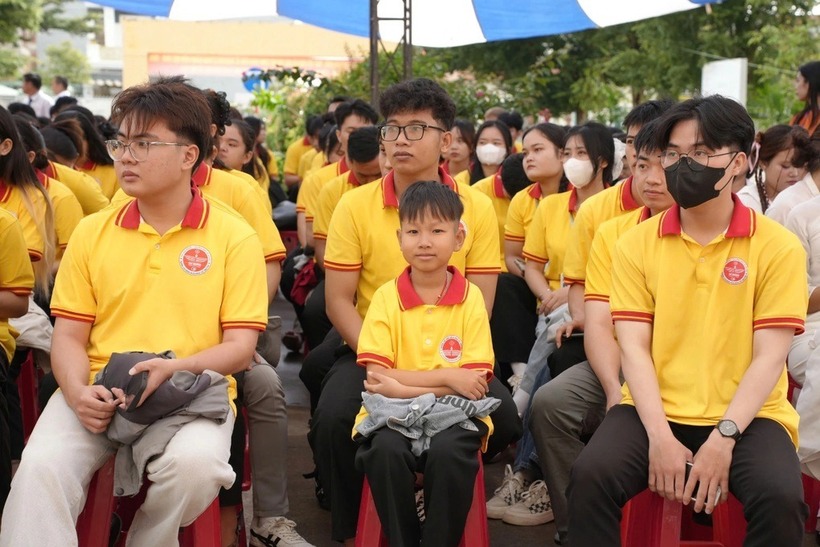 Nguyễn Văn Thiện - cậu học trò cao 1,25m trở thành tân sinh viên ngành công nghệ thông tin. Ảnh: Dân trí