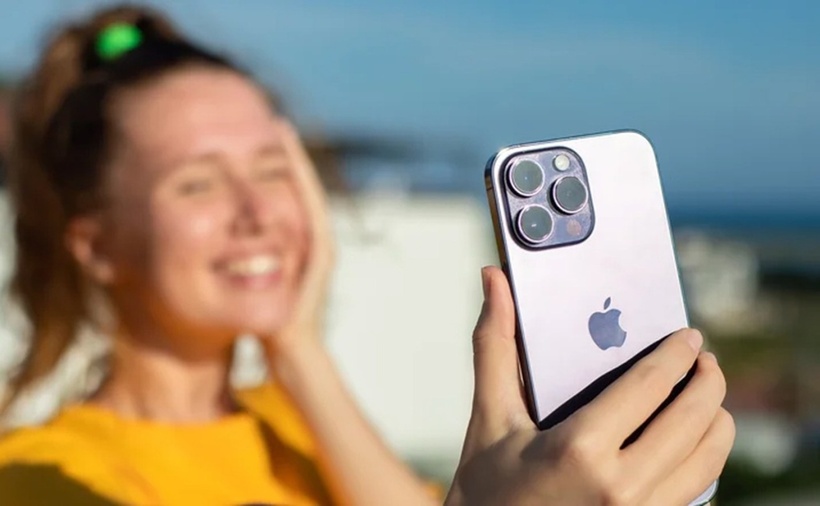 Phím âm thanh trên iPhone không đơn thuần chỉ là công cụ điều chỉnh âm lượng mà còn được Apple tích hợp nhiều tính năng ẩn, từ chụp ảnh, quay video, selfie cho đến điều khiển từ xa qua tai nghe có dây.