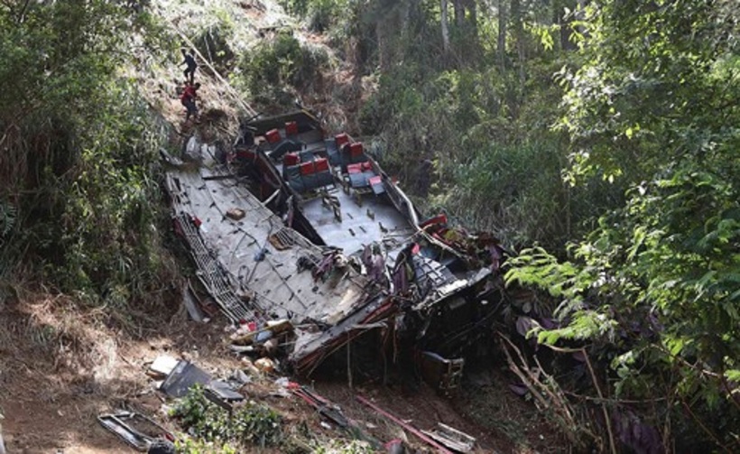 Hiện trường một vụ tai nạn xe khách ở Sri Lanka. Ảnh: Getty