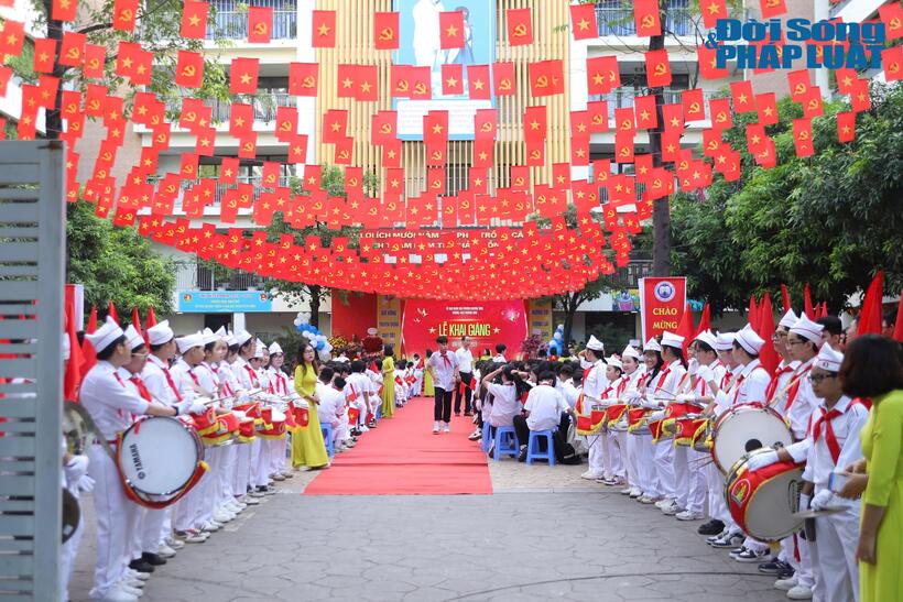 Sáng 5/9, 26 triệu học sinh trên phạm vi cả nước bước vào năm học 2025 - 2026 trong không khí đặc biệt. Lễ khai giảng được tổ chức đồng loạt, thống nhất toàn quốc gắn liền kỷ niệm 80 năm thành lập ngành giáo dục.