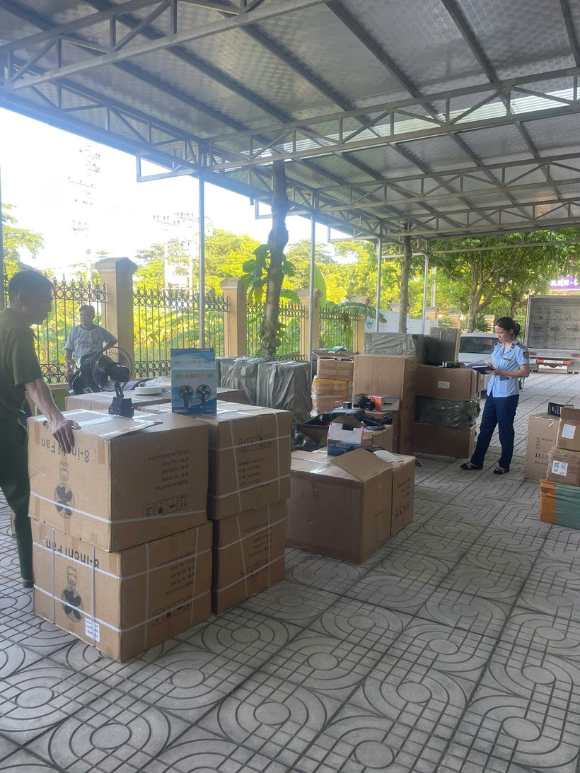Hà Nội: Bắt giữ tài xế xe tải chở đồ điện tử, quạt tích điện nhập lậu đem đi tiêu thụ - 4
