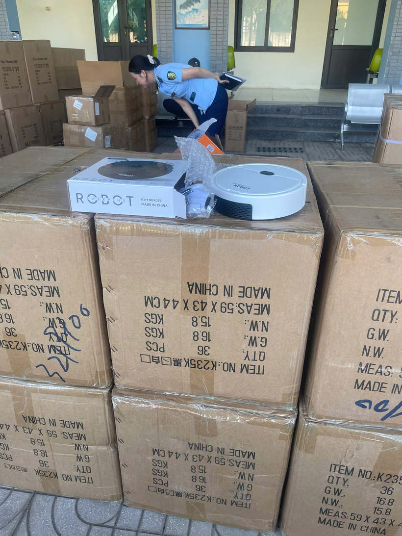 Hà Nội: Bắt giữ tài xế xe tải chở đồ điện tử, quạt tích điện nhập lậu đem đi tiêu thụ - 1