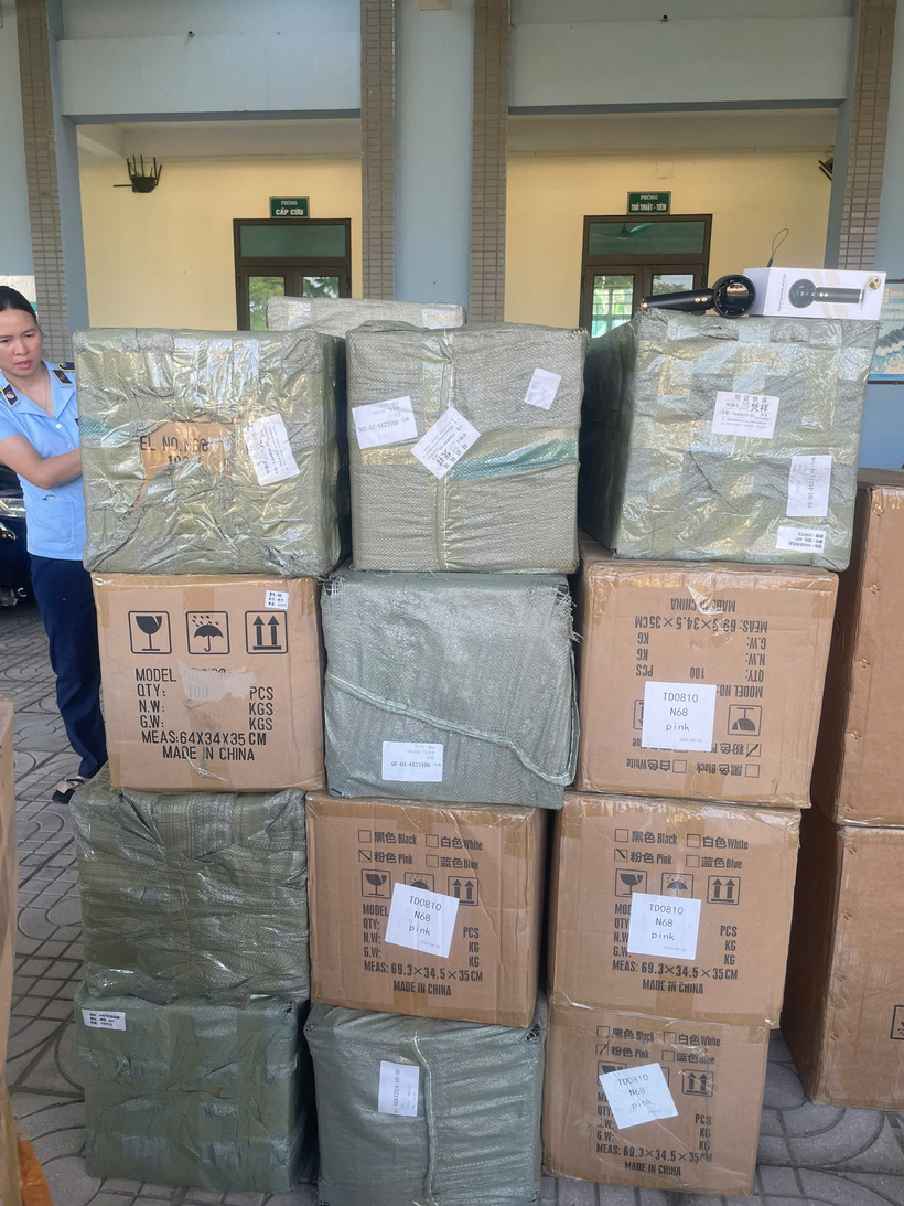 Lực lượng chức năng kiểm tra, kiểm đếm lô hàng nhập lậu bị phát hiện. Ảnh: QLTT số 18