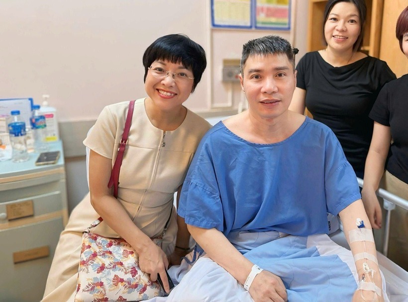 MC Thảo Vân tới thăm NSND Công Lý, khi anh vừa phẫu thuật tại bệnh viện. Ảnh: Dân Trí
