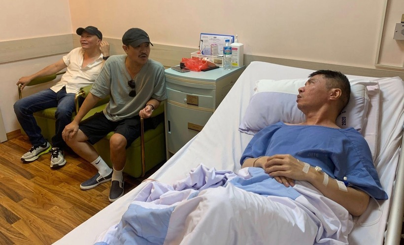 Nghệ sĩ Quốc Quân vào thăm đồng nghiệp. Ảnh: Facebook nhân vật