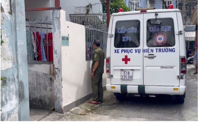 Công an khám nghiệm hiện trường vụ người phụ nữ tử vong trong phòng trọ. (Ảnh: VietnamNet)